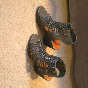 Maurices: size 7.5 gray heal